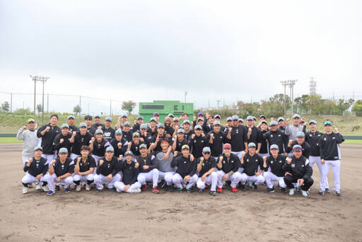 일보 오키나와서 2차 스프링캠프를 마친 KT 위즈 선수단이 기념촬영을 하고 있다.KT 위즈 제공