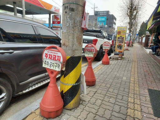 안산시 상록구 사이동 준공업단지 내 도로에 차량들이 불법 주정차되고 있어 주차난이 심화하고 있다. 구재원기자