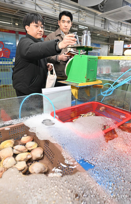 5일 오후 인천 남동구 소래포구종합어시장에서 남동구합동점검반이 무게추를 이용해 상인들이 사용하는 접시 형태 저울을 점검하고 있다. 조병석기자