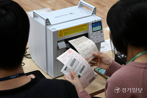 제22대 국회의원 선거를 앞두고 5일 오후 수원특레시 팔달구 우만1동 행정복지센터에서 팔달구 선거관리위원회 직원, 사전투표사무원 등 관계자들이 '사전투표 모의시험'을 하고 있다. 김시범기자