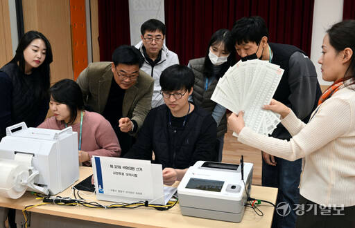 제22대 국회의원 선거를 앞두고 5일 오후 수원특레시 팔달구 우만1동 행정복지센터에서 팔달구 선거관리위원회 직원, 사전투표사무원 등 관계자들이 '사전투표 모의시험'을 하고 있다. 김시범기자