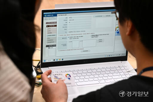 제22대 국회의원 선거를 앞두고 5일 오후 수원특레시 팔달구 우만1동 행정복지센터에서 팔달구 선거관리위원회 직원, 사전투표사무원 등 관계자들이 '사전투표 모의시험'을 하고 있다. 김시범기자