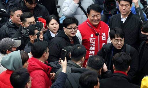 국민의힘 한동훈 비상대책위원장이 5일 오전 청주 육거리시장을 방문하고 있다. 연합뉴스