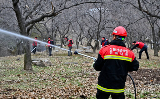 과천시 산불진화대원과 감시대원들이 5일 오후 과천야생화자연학습장 야산에서 산불진화 훈련을 하고 있다. 이들은 3월부터 오는 5월 15일까지 봄철 산불감시태세를 운영한다. 윤원규기자