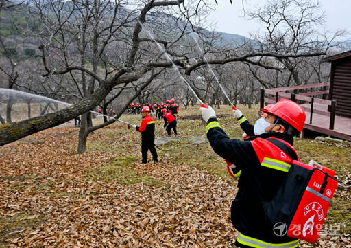 과천시 산불진화대원과 감시대원들이 5일 오후 과천야생화자연학습장 야산에서 산불진화 훈련을 하고 있다. 이들은 3월부터 오는 5월 15일까지 봄철 산불감시태세를 운영한다. 윤원규기자