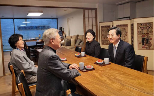 김동연 경기도지사와 정우영 여사가 5일 경남 평산 책방에서 문재인 전 대통령, 김정숙 여사와 이야기를 나누고 있다. 경기도 제공