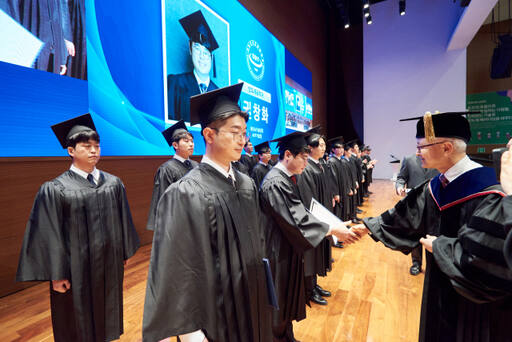 지난달 21일 삼성전자공과대학교에서 열린 2023학년도 학위수여식에서 경계현 삼성전자 사장이 졸업생들에게 학위증을 수여하고 있다. 삼성전자 제공