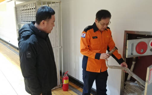 의정부소방서 직원이 국회의원 선거를 대비해 화재안전조사를 하고 있다. 의정부소방서 제공