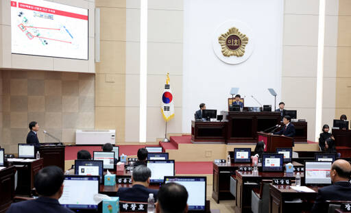조동암 인천도시공사(iH) 사장이 6일 인천시의회 제293회 임시회 제3차 본회의에서 동인천역 일대 개발사업에 대한 계획을 밝히고 있다. 인천시의회 제공