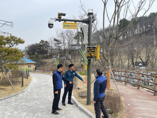 이천시가 이천경찰서와 합동으로 관내 방범용 CCTV 비상벨을 일제점검하고 있다.