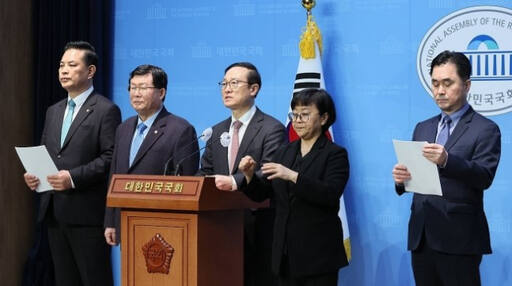 더불어민주당 탈당파인 박영순, 설훈, 홍영표 의원과 새로운미래 김종민 공동대표가 7일 국회 소통관에서 민주연대 추진을 위한 기자회견을 하고 있다. 연합뉴스
