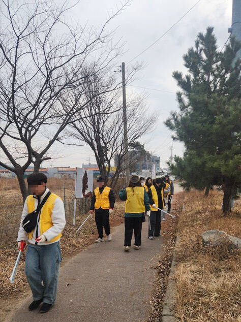 화성시자원봉사센터 직원들이 화성호에서 플로깅을 진행하고 있다. 화성시자원봉사센터 제공