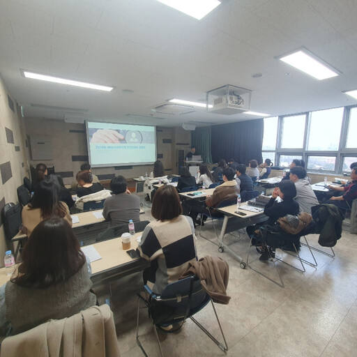 인천 옹진군은 최근 회의실에서 (예비)사회적기업 관계자들을 대상으로 지원 방안 등을 안내하고 있다. 군 제공