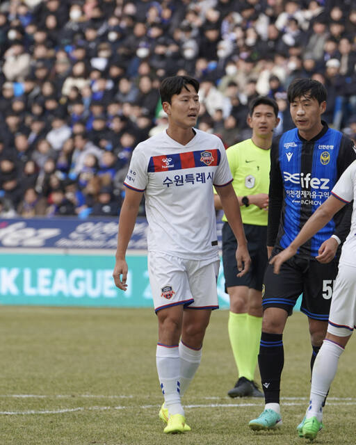 수원FC에 합류한 권경원은 인천과 개막전서 ‘수비 중심’을 잡는 등 맹활약을 펼쳐 ‘1라운드 베스트11’에 이름을 올렸다.수원FC 제공