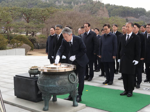 강호동 신임 농협중앙회장이 7일 국립서울현충원에서 참배, 분향하고 있다. /농협중앙회 제공