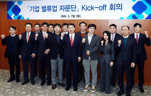 정은보 한국거래소 이사장(앞줄 왼쪽 다섯번째)과 기업 밸류업 자문단이 7일 기업 밸류업 자문단 킥 오프 회의를 개최하고 기념 촬영을 하고 있다. 한국거래소