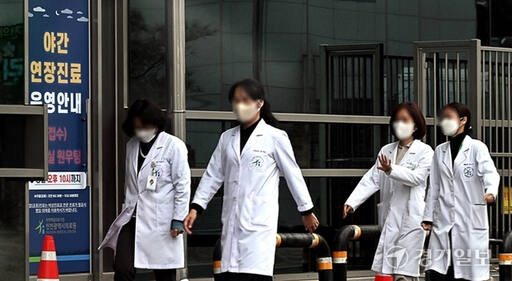 전공의 집단행동으로 의료대란이 이어지는 가운데 야간 연장진료를 하고있는 인천 동구 인천의료원 의료진이 분주히 움직이고 있다. 경기일보 DB