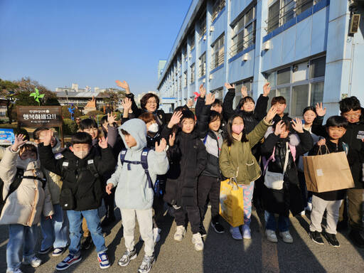 부모김보라 안성시장이 8일 오전 공도초등학교 정문에서 등교하는 어린이들의 안부를 묻고 기념 진을 쵤영하고 있다. 박석원기자