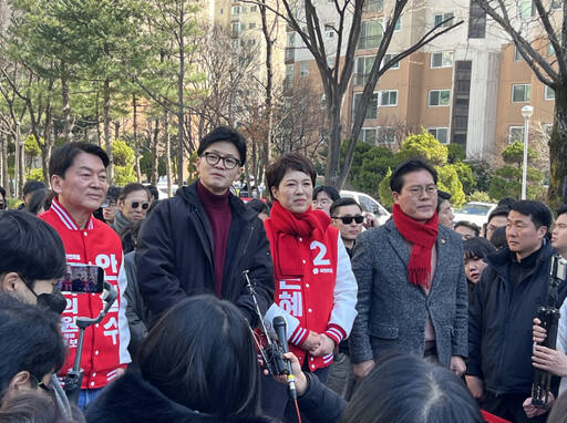 국민의힘 한동훈 비상대책위원장과 안철수 분당갑 국회의원, 김은혜 분당을 예비후보 등이 8일 더불어민주당 이재명 대표의 전 거주지인 성남시 분당구 양지마을 아파트에서 발언을 하고 있다. 박소민기자