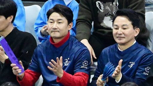 원희룡 전 국토교통부 장관(오른쪽)과 원 전 장관의 후원회장인 전 축구 국가대표 이천수가 6일 도드람 V리그 프로배구 남자부 경기를 관람하고 있다. 연합뉴스
