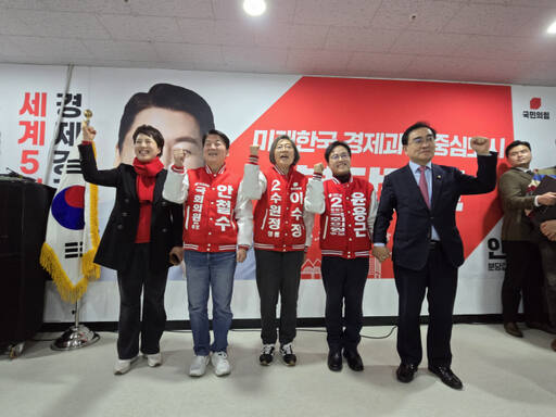 국민의힘 성남 분당갑 안철수 예비후보는 8일 4·10 총선 선거캠프 개소식을 열었다. 왼쪽부터 성남 분당을 김은혜 예비후보, 안 예비후보, 수원정 이수정 예비후보, 성남 중원 윤용근 예비후보, 서울 구로을 태영호 예비후보. 안 예비후보 선거캠프 제공