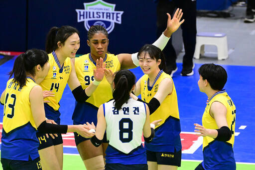 9일 수원체육관에서 열린 IBK와의 홈 경기서 3대0으로 승리한 수원 현대건설 선수들이 득점 후 환호하고 있다.KOVO 제공