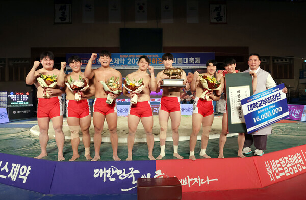 인하대가 전국시도장사씨름대회에서 시즌 첫 대학부 단체전 패권을 차지했다. 사진은 지난해 천하장사씨름대축제 우승 당시