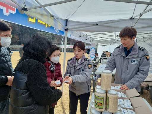 인천 서부경찰서 직원들이 홍보부스에서 전단지를 배부하며 교통사고 예방 홍보 활동을 벌인다. 서부경찰서 제공