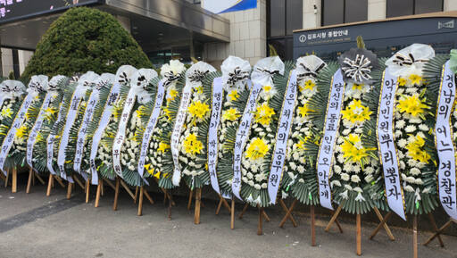 김포시청 본관 앞에 악성 민원으로 숨진 김포시 공무원을 추모하는 조화가 세워져 있다. 양형찬기자
