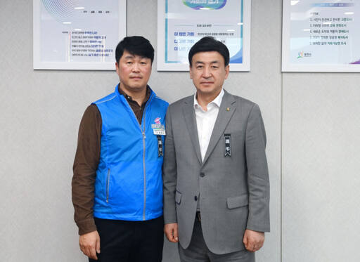 방세환 광주시장이 한현석 광주시 공무원 노동조합 위원장과 악성민원에 시달리다 숨진 김포시청 공무원 A씨를 추모하는 검은색 근조리본을 달고 있다. 광주시 제공