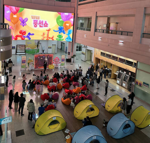인천 연수구가 최근 구청 로비 송죽원의 553인치 LED 전광판 연수드림캔버스서 첫 영화를 상영하고 있다. 구 제공