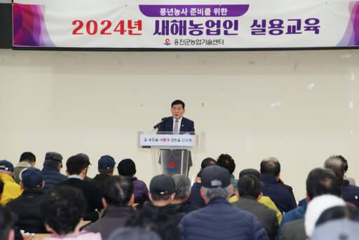 문경복 옹진군수가 최근 열린 ‘찾아가는 새해농업인 실용교육’에서 인삿말을 하고 있다. 군 제공