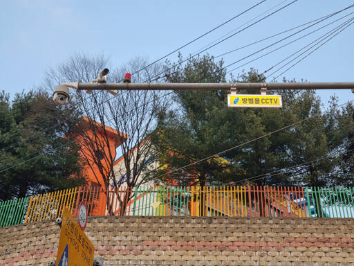 용인특례시 관내 한 학교 통학로 인근에 설치된 방범용 CCTV. 용인특례시 제공