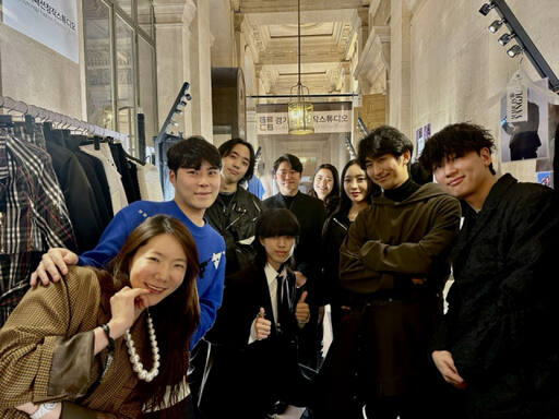 프랑스 파리에서 열린 ‘파리 우먼 A/W 24-25 트라노이 전시회에 참가한 경기패션창작스튜디오 입주 디자이너들이 기념촬영을 하고 있다. 양주시 제공