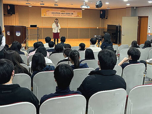 경기도선거관리위원회가 지난 8일 고양시 화수고등학교에서 개최한 ‘새내기유권자 연수’ 모습. 도선관위 제공