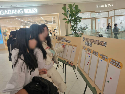 수원중부경찰서가 지난 8~9일 스타필드 수원점 3층 키즈존에서 사회적 약자를 위한 범죄예방 캠페인을 펼쳤다. 수원중부서 제공