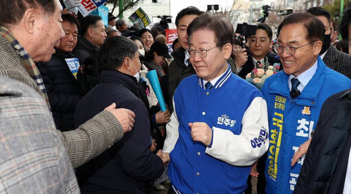 더불어민주당 이재명 대표가 7일 오전 경기도 양평군청 앞에 마련된 서울·양평 고속도로 국정농단 진상규명 촉구 농성장에서 제22대 총선 여주시·양평군에 출마한 최재관 후보 지지방문을 하고 있다. 연합뉴스