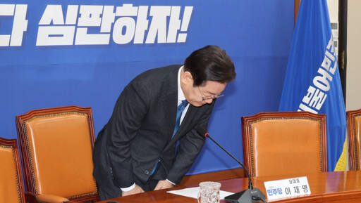 더불어민주당 이재명 대표가 10일 국회에서 현안 관련 기자회견을 하기에 앞서 인사하고 있다.
