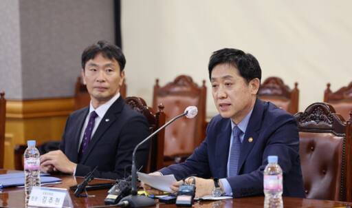 김주현 금융위원장이 지난해 12월 20일 오후 서울 중구 은행연합회에서 열린 금융지주회장단 간담회에서 발언하고 있다. 왼쪽은 이복현 금융감독원장. 연합뉴스