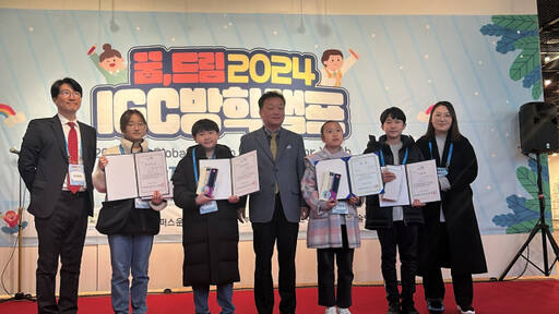 지난 9일 인천글로벌캠퍼스(IGC) 지하 1층 전시장에서 열린 ‘2024 IGC 꿈, 드림 방학캠프’ 수료식 및 전시회에서 박병근 IGC 운영재단 대표이사(가운데)와 조영홍 인천대학교 학술연구교수(왼쪽 첫번째)가 수상 학생들과 함께 기념촬영을 하고 있다. IGC 운영재단 제공
