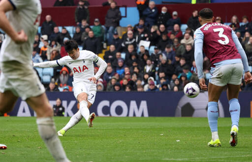 10일 영국 버밍엄의 빌라 파크에서 열린 애스턴 빌라와의 2023-2024 EPL 28라운드에서 토트넘 손흥민이 시즌 14호골을 성공시키고 있다.로이터=연합뉴스
