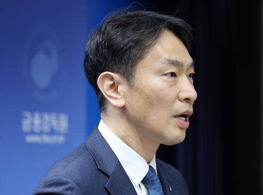이복현 금융감독원장이 11일 오전 서울 영등포구 금감원에서 열린 홍콩 H지수 연계 ELS 대규모 손실 관련 분쟁조정기준안 발표 기자회견에서 발언하고 있다. 연합뉴스