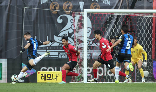 지난 10일 서울월드컵구장서 열린 FC서울과의 K리그1 2라운드서 인천 유나이티드 무고사가 슈팅을 날리고 있다.연합뉴스