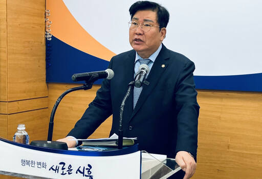 더불어민주당 시흥을 조정식 사무총장의 단수공천에 반발해 민주당을 탈당한 김봉호 예비후보가 11일 오전 시흥시청 브리핑룸에서 기자회견을 갖고 총선 무소속 출마를 선언하고 있다. 김형수기자