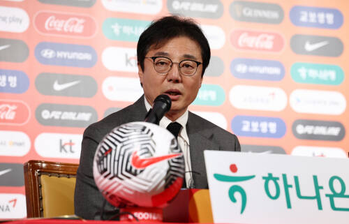 황선홍 한국 축구대표팀 임시 감독이 11일 서울 종로구 축구회관서 태국과 ‘2026 북중미 월드컵 아시아 2차 예선’ 2연전에 출전할 대표팀 명단을 발표하고 있다.연합뉴스
