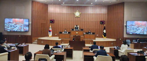 최정희 의장이 제328회 임시회 제1차 본회의 개회를 선언하고 있다. 김창학 기자