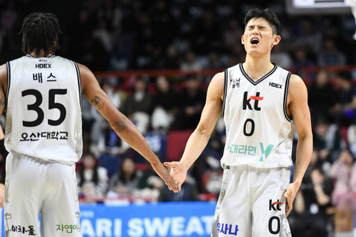 2023-2024 정관장 프로농구에서 2위를 달리던 수원 KT 소닉붐이 최근 5경기서 4패로 부진하며 4강 PO 직행을 장담할 수 없게 됐다.KBL 제공