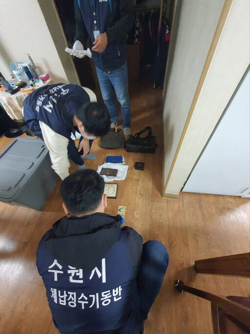 체납징수기동반 직원들이 체납자의 집을 수색하고 있다. 수원특례시 제공