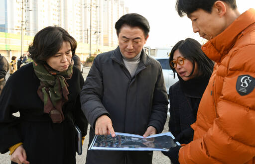 김동근 의정부시장이 불법 주차 단속을 위한 현장 점검 중 회룡초등학교 앞에서 어린이보호구역을 확인하고 있다. 의정부시 제공