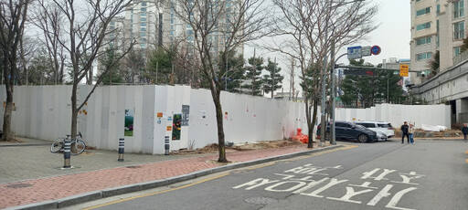 건축허가 후 1년 여 가깝게 펜스가 처진 채 방치돼 있는 하남시청 인근 공동주택 사업 부지 현장. 김동수 기자